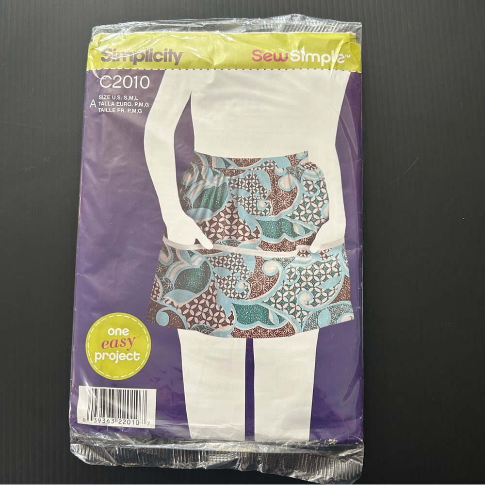 Simplicity SewSimple Apron Pattern with Blue‎ and Brown Design